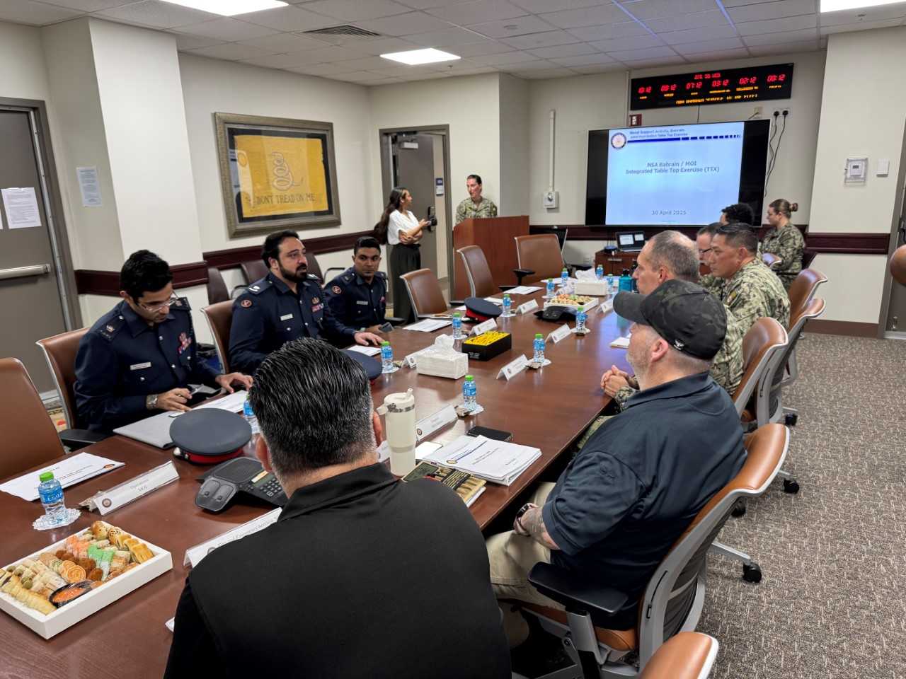 في إطار التعاون الأمني الثنائي الداخلية تنفذ تمرين طاولة مشترك مع وحدة دعم الأنشطة البحرية الأمريكية<